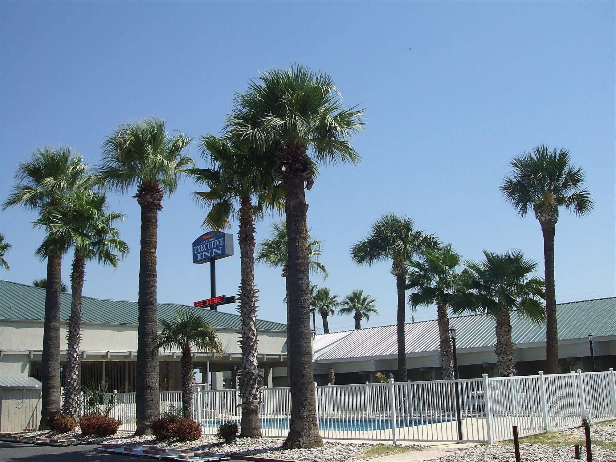 Econo Lodge Del Rio Exterior photo